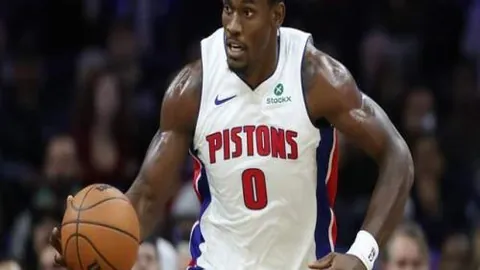 卡路士亨利亮相皇馬巴塞战，高层看台冷清显紧张情绪